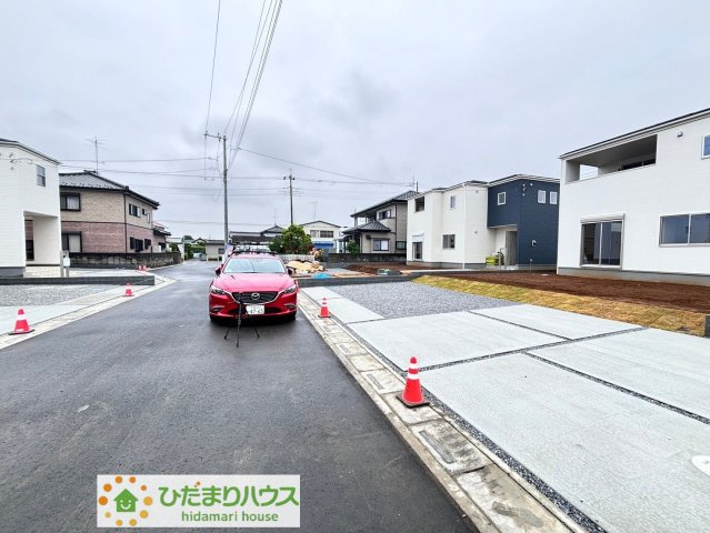 鴻巣市屈巣　第3　新築一戸建て　リーブルガーデン　02の前面道路含む現地写真|前面道路6ｍ！
車の出し入れも簡単にできます