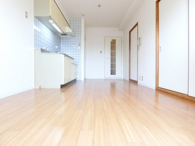 バルカン富田林の居間・リビング|同物件別部屋