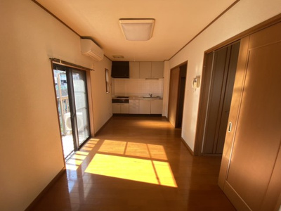 【居間・リビング】 | リバーサイドコープA | 広々とした日当たり良好のリビング