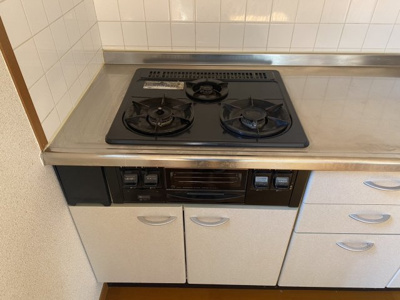【キッチン】 | リバーサイドコープA | 3口コンロ
