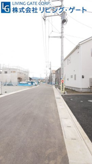 【前面道路含む現地写真】 | 建物の北側。