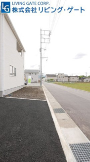 【前面道路含む現地写真】 | 建物の西側。