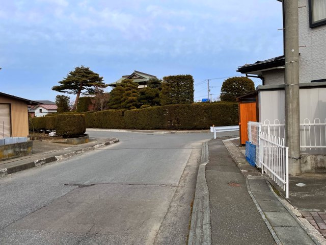 八戸市石堂1丁目の前面道路含む現地写真