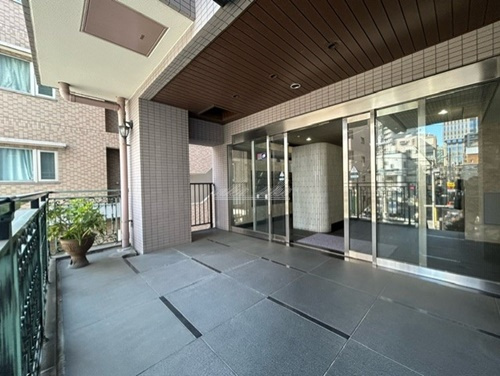 ２階エントランス・エレベーターは１階から有り 