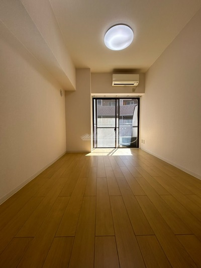 ベッド、机椅子、テレビ、掃除機など家具家電を賃料内で設置 