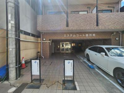 エステムコート御所南のエントランス