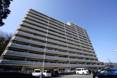 【外観】 | 【上質リフォーム】ペルル中山南参番館 | 【耐震性】
耐震性の高さを判断するポイントは、
建築確認申請日が1981年6月1日以降の
新耐震基準に適合しているかどうか。
震度６程度の大地震でも
建物が崩壊しないレベルが基準になりました。