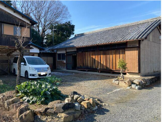 草津市矢橋町の倉庫の庭