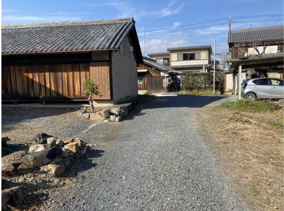 草津市矢橋町の倉庫の庭