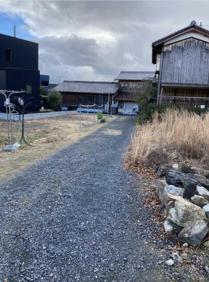 草津市矢橋町の倉庫の庭