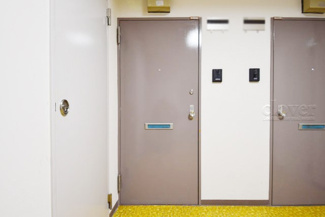 【その他共用部分】 | 皆様をお迎えする、お部屋の玄関ドア。開けやすさや開放角度、ドアノブの操作しやすさや鍵の形状などを、現地で一度ご確認ください。～即日のご見学可能～　お問合せはお気軽にどうぞ。
