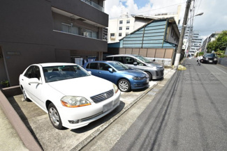 【駐車場】 | マンションの駐車場スペース。空きの有無や駐車料金、サイズ規定などについては、改めてお問い合わせください。～即日のご見学可能～　お問合せはお気軽にどうぞ。

