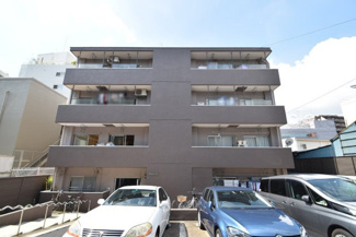 【外観】 | 青空によく映える建物です。手入れの行き届いた外壁やマンション正面エントランスなど、綺麗な姿をぜひ一度、現地にてご覧ください。～即日のご見学可能～　お問合せはお気軽にどうぞ。
