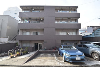 【外観】 | 青空によく映える建物です。手入れの行き届いた外壁やマンション正面エントランスなど、綺麗な姿をぜひ一度、現地にてご覧ください。～即日のご見学可能～　お問合せはお気軽にどうぞ。
