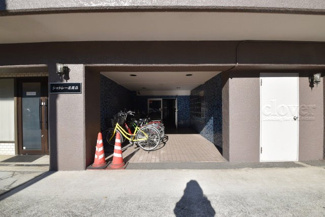 【エントランス】 | お客様を、そして住人を出迎えてくれるマンションのエントランス。ゴミが落ちていないことからも、管理状態の良さや住民の節度の高さが見て取れます。～即日のご見学可能～　お問合せはお気軽にどうぞ。
