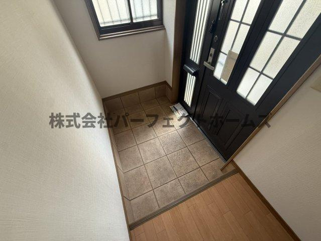美井元町戸建　賃貸の玄関|明るい玄関です