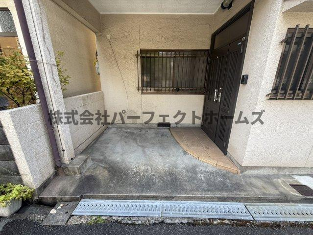 美井元町戸建　賃貸のエントランス|清潔なエントランスです