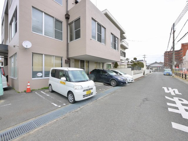 桜井もちの木ビルの駐車場