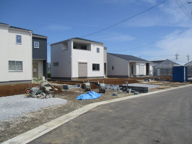リーブルガーデン．Ｓ　鴻巣市屈巣第３　の前面道路含む現地写真|１号棟現地前面道路（2024年05月14日）撮影