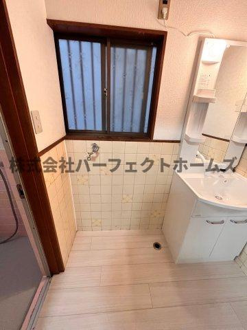 野村中町戸建　賃貸の洗面所|スペースが確保できる洗面所です