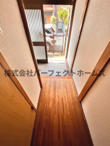 野村中町戸建　賃貸の玄関|明るい玄関です