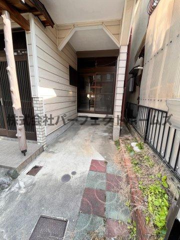 野村中町戸建　賃貸のエントランス|清潔なエントランスです