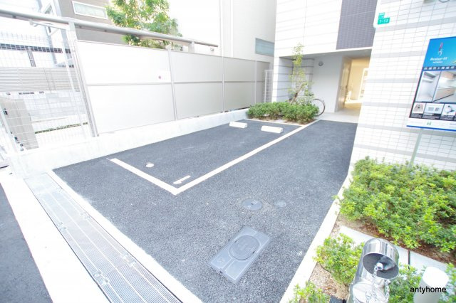 レジュールアッシュ京橋クロス　仲介手数料無料の駐車場
