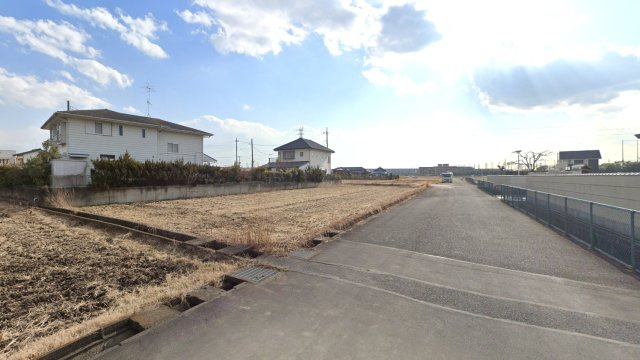 越谷市三野宮　売地の前面道路含む現地写真|前面道路6.1ｍと7.0ｍ公道に接道幅が広い為、お車の出し入れもラクラクです♪