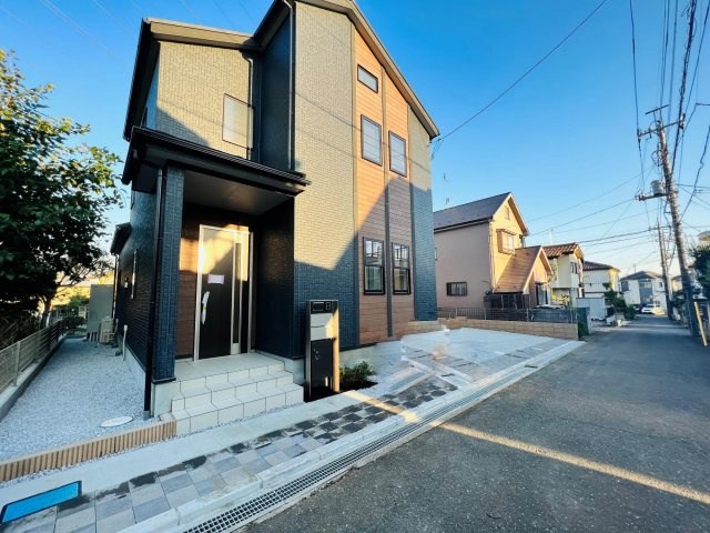 川越市小堤2期　新築戸建の前面道路含む現地写真|前面道路との接道幅が広い為、お車の出し入れもラクラクです♪