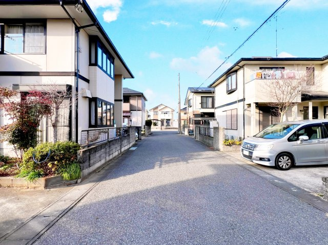 館林市足次町　中古住宅の前面道路含む現地写真