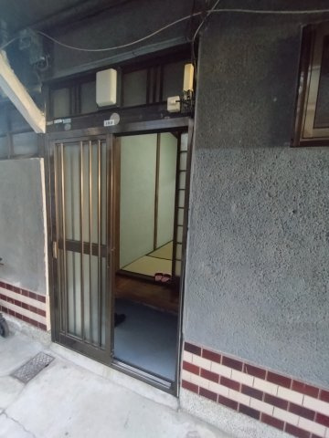 堺市堺区三宝町３丁のアパートの玄関