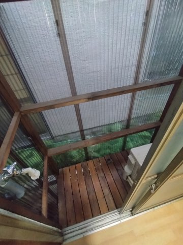 堺市堺区三宝町３丁のアパートのバルコニー