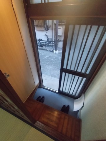 堺市堺区三宝町３丁のアパートの玄関