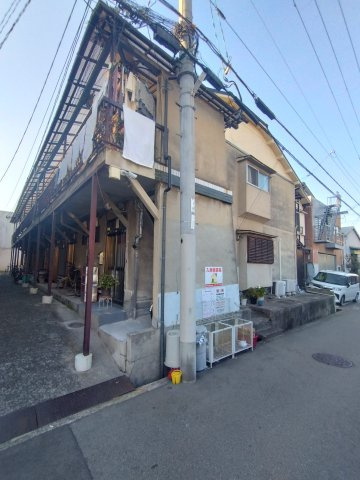 堺市堺区三宝町３丁のアパートのエントランス