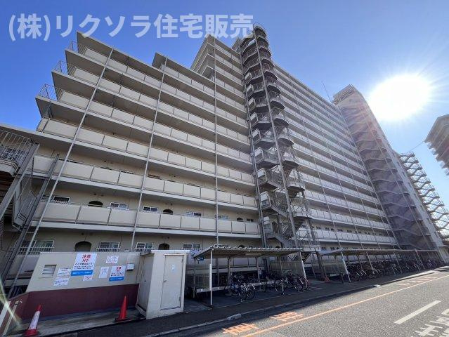 寝屋川サンハイツB棟の外観|新しい生活にいかがでしょうか？外観はお住まいの顔になります。こだわりたいポイントですね。水回りリフォームやリノベーションも承ってます。
■現地見学・資金計画相談・住宅ローン相談もお問合せ受付中■