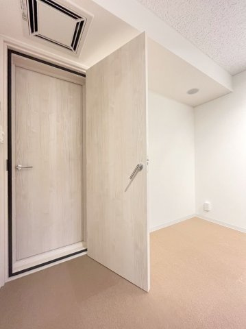 「防音マンション」ラシクラス中板橋の内装|防音室の入り口は二重扉で仕切られています（※別号室の写真です）