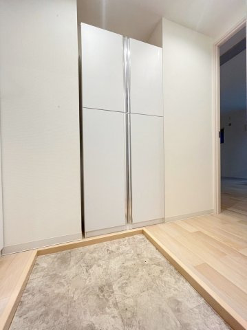 「防音マンション」ラシクラス中板橋の玄関|大容量のシューズボックスもある玄関です（※別号室の写真です）