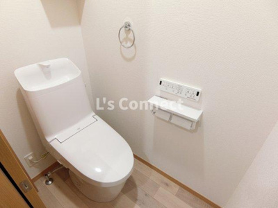 【トイレ】 | 花みずきⅡ | 温水洗浄便座付きのトイレ。