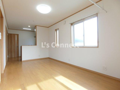 【居間・リビング】 | 花みずきⅡ | 角部屋で２面に窓があります。