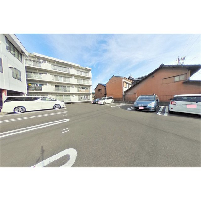 ホワイトピアの駐車場