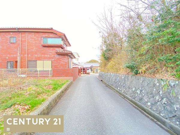 和歌山市園部　土地の前面道路含む現地写真|学区の有功は約793m（徒歩約10分）、有功中学校は約1407m（徒歩約18分）