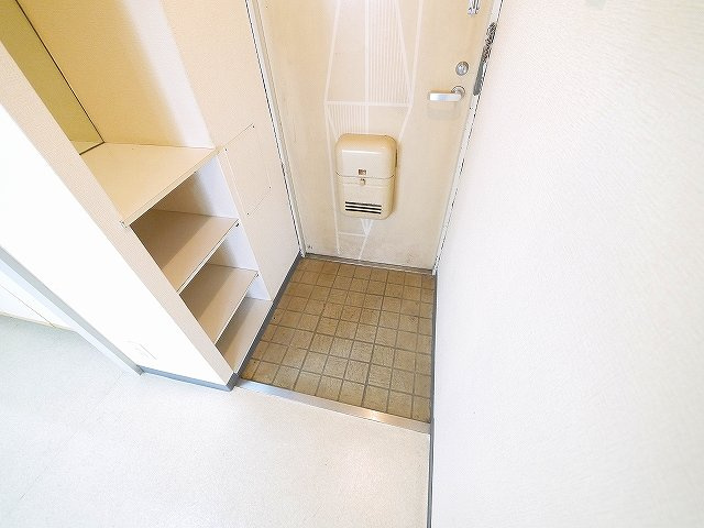シティパレス三条大宮Ｐ２の玄関|明るい玄関です