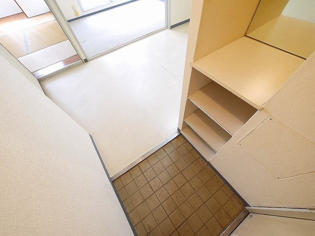 シティパレス三条大宮Ｐ２の玄関|明るい玄関です