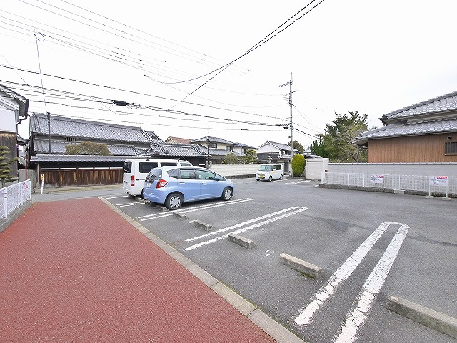 サニーフラット（黒田）の駐車場|駐車場があるので、車を買う予定の方も安心です