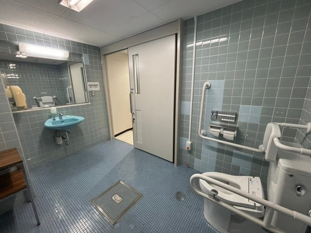 【トイレ】 | 本ビル地下１階にあたらしく設置した多目的トイレです。