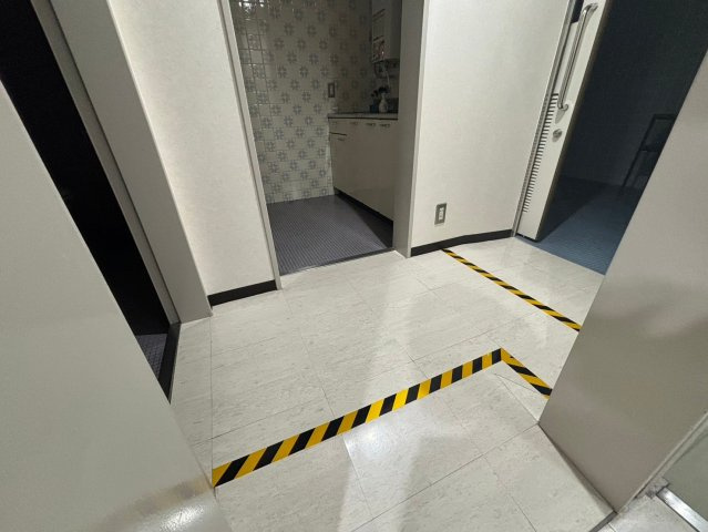 【その他共用部分】 | 多目的トイレ前部分。段差をなくす工事を実地しました。