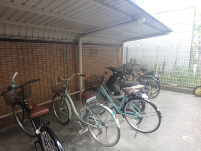 【その他共用部分】 | パセオ西宮・北口町 | 屋根付き駐輪スペースです