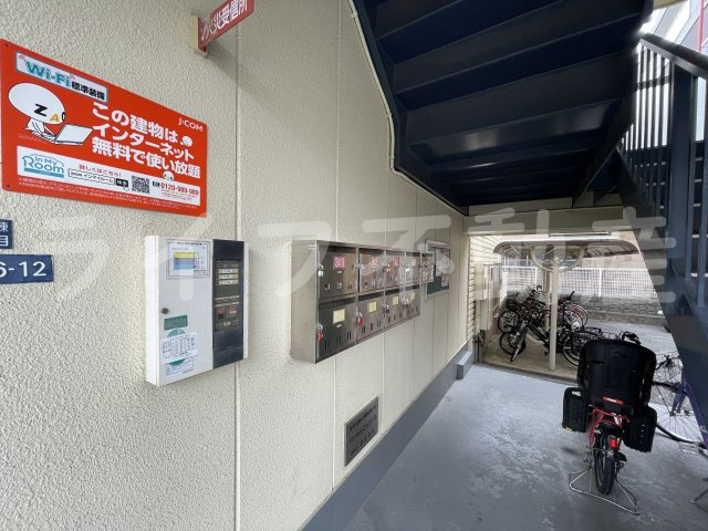 フォーレストコートＢ棟のエントランス|ゆとりのあるエントランスです