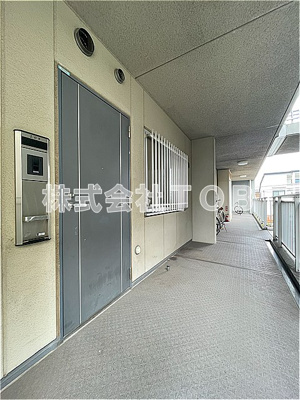 【その他】 | クレールコート芦花公園 | 玄関ドア※クリーニング中の写真※