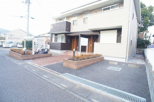 イストワールⅢの駐車場